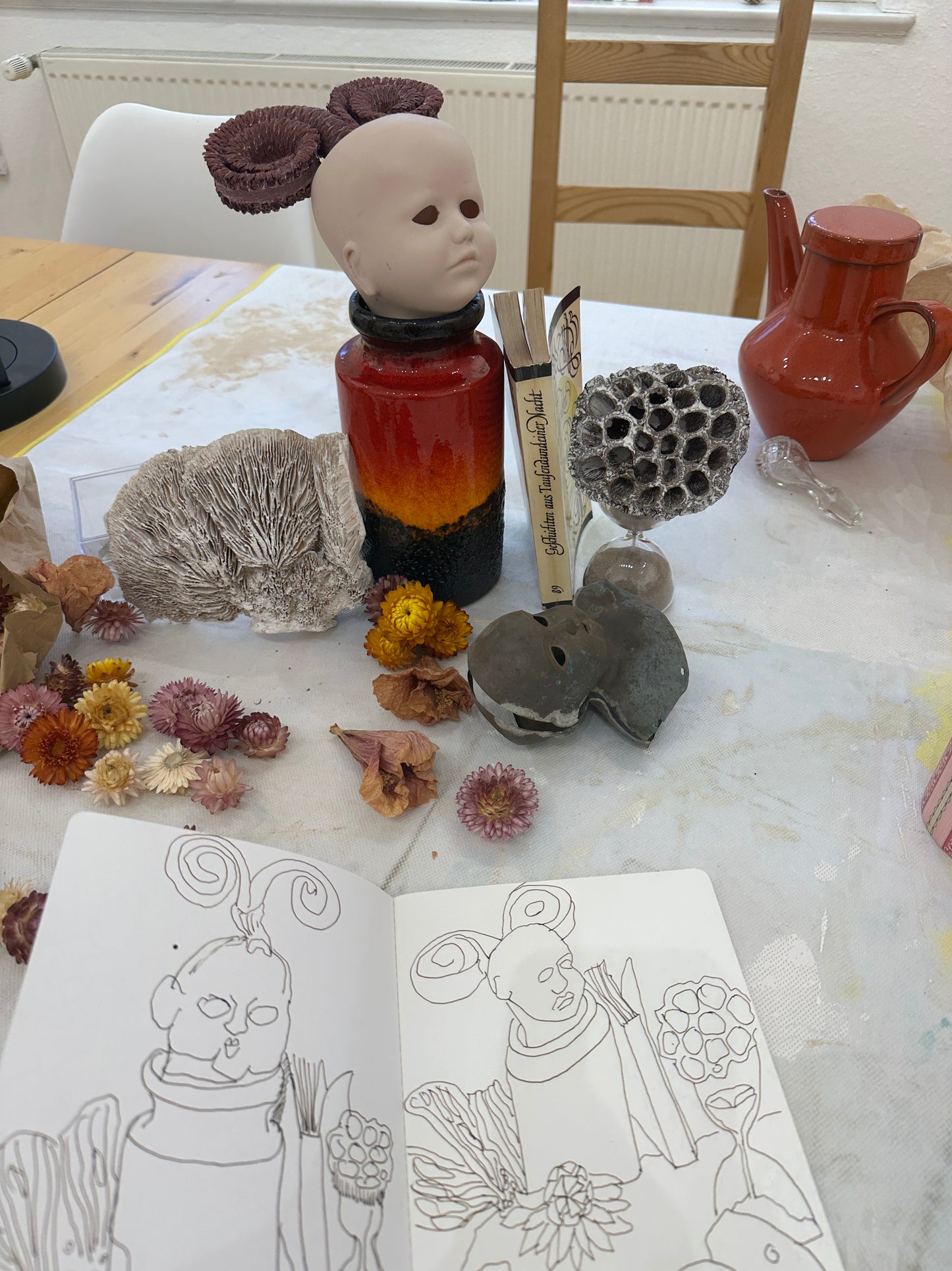 Stillleben mit Puppenkopf und Widderhörnern, Version 2, 2026