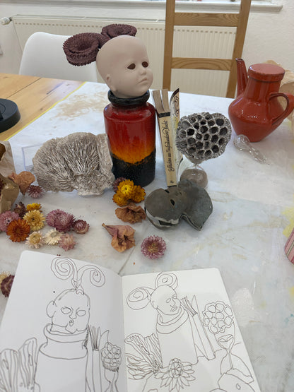 Stillleben mit Puppenkopf und Widderhörnern, Version 2, 2026